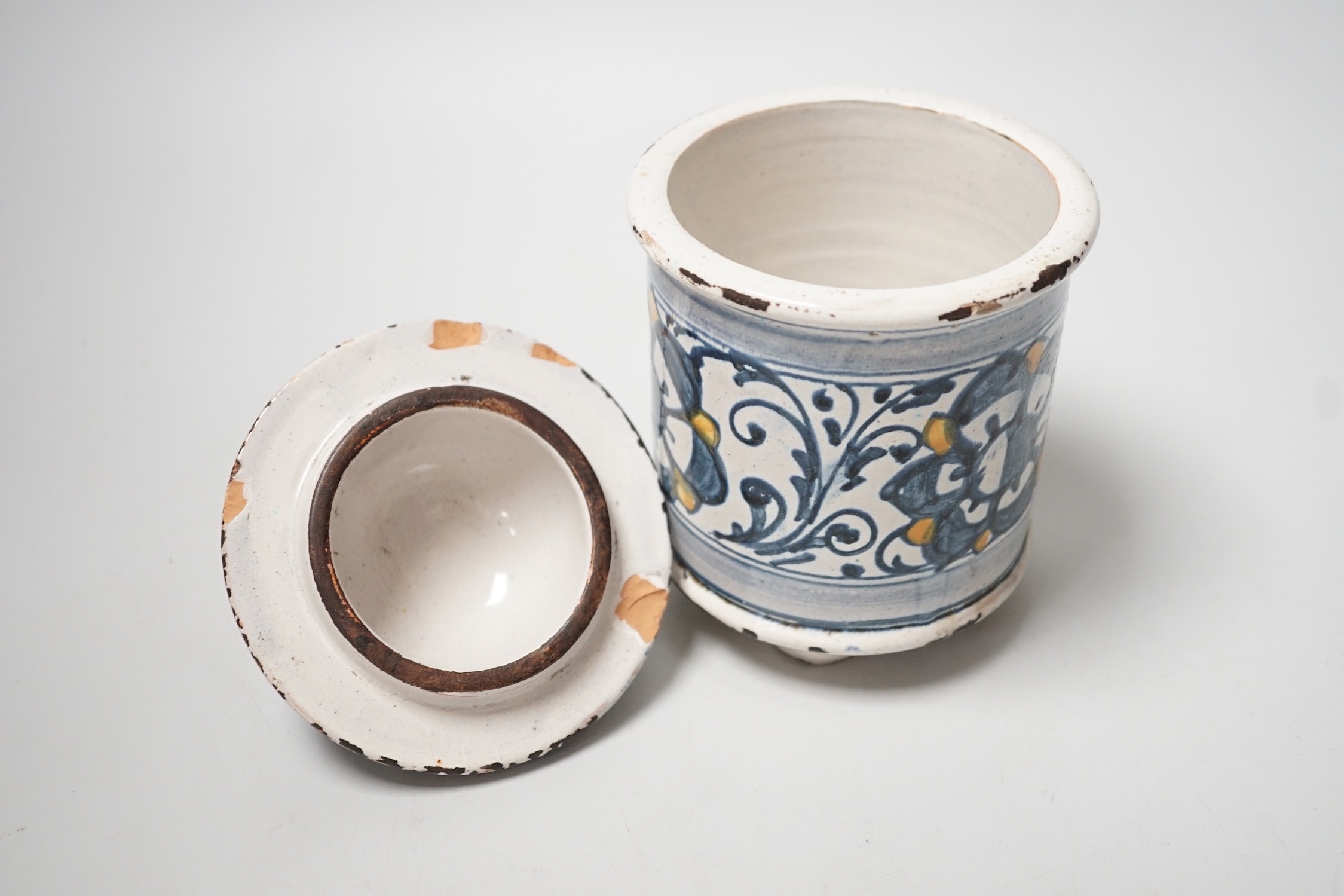 A maiolica ‘Origano’ pot and cover. 16.5cm tall